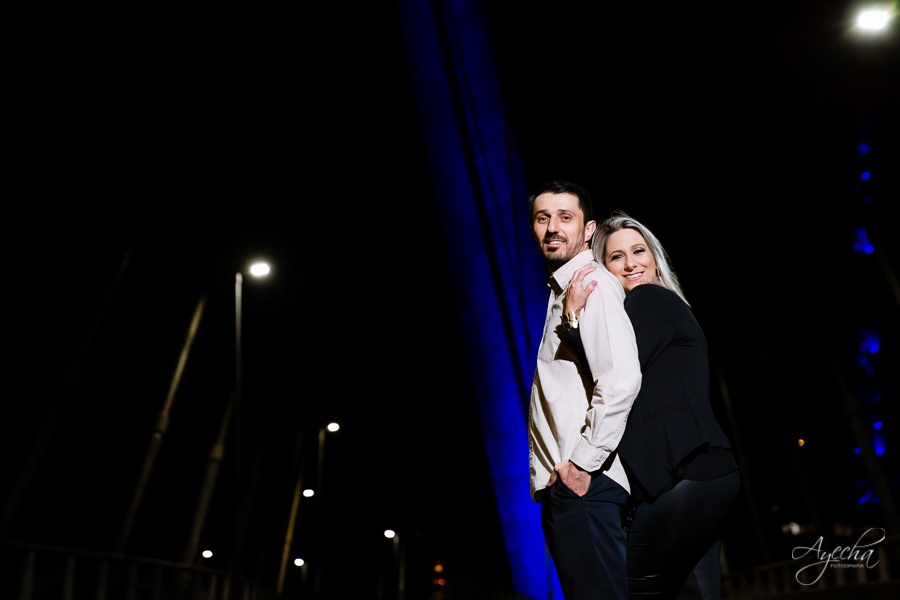 Ensaio casal; Pré wedding; Ensaio em São Paulo; Fotografa de casamento; Fotografa Curitiba; Fotografa em São Paulo; Fotos pré casamento; Ponte da Estaiada - SP; Ensaio noturno; Casal Curitiba; Noivos Curitiba; Ensaio casal São Paulo; Fotografa viajante; 