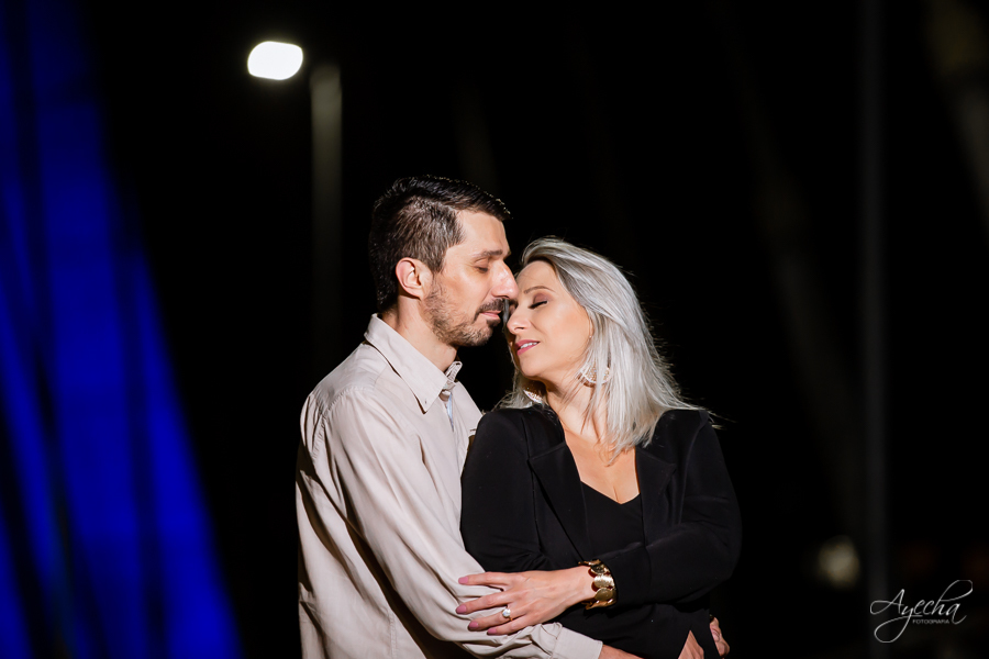 Ensaio casal; Pré wedding; Ensaio em São Paulo; Fotografa de casamento; Fotografa Curitiba; Fotografa em São Paulo; Fotos pré casamento; Ponte da Estaiada - SP; Ensaio noturno; Casal Curitiba; Noivos Curitiba; Ensaio casal São Paulo; Fotografa viajante; 