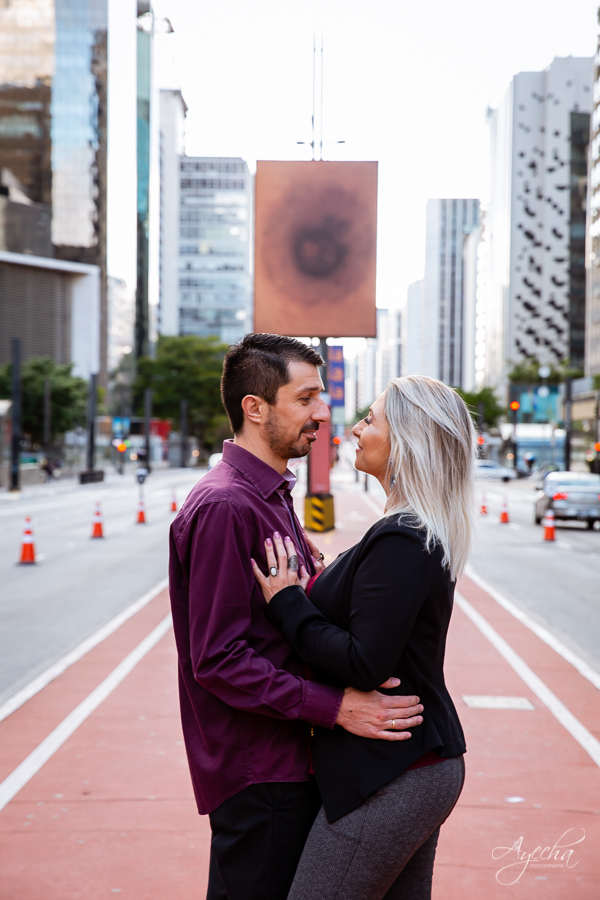 Ensaio casal; Pré wedding; Ensaio em São Paulo; Fotografa de casamento; Fotografa Curitiba; Fotografa em São Paulo; Fotos pré casamento; Avenida Paulista - SP; Ensaio na rua; Casal Curitiba; Noivos Curitiba; Ensaio casal São Paulo; Fotografa viajante; 