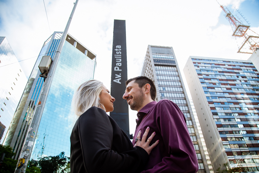 Ensaio casal; Pré wedding; Ensaio em São Paulo; Fotografa de casamento; Fotografa Curitiba; Fotografa em São Paulo; Fotos pré casamento; Avenida Paulista - SP; Ensaio na rua; Casal Curitiba; Noivos Curitiba; Ensaio casal São Paulo; Fotografa viajante; 
