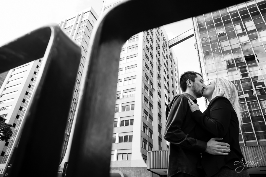 Ensaio casal; Pré wedding; Ensaio em São Paulo; Fotografa de casamento; Fotografa Curitiba; Fotografa em São Paulo; Fotos pré casamento; Avenida Paulista - SP; Ensaio na rua; Casal Curitiba; Noivos Curitiba; Ensaio casal São Paulo; Fotografa viajante; 