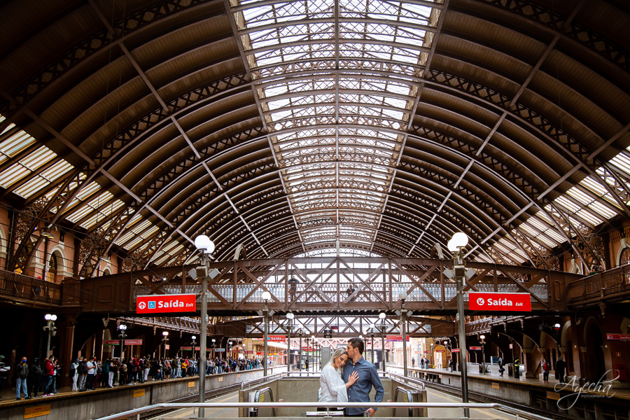 Ensaio casal; Pré wedding; Ensaio em São Paulo; Fotografa de casamento; Fotografa Curitiba; Fotografa em São Paulo; Fotos pré casamento; Estação da Luz - SP; Ensaio na rua; Casal Curitiba; Noivos Curitiba; Ensaio casal São Paulo; Fotografa viajante; 