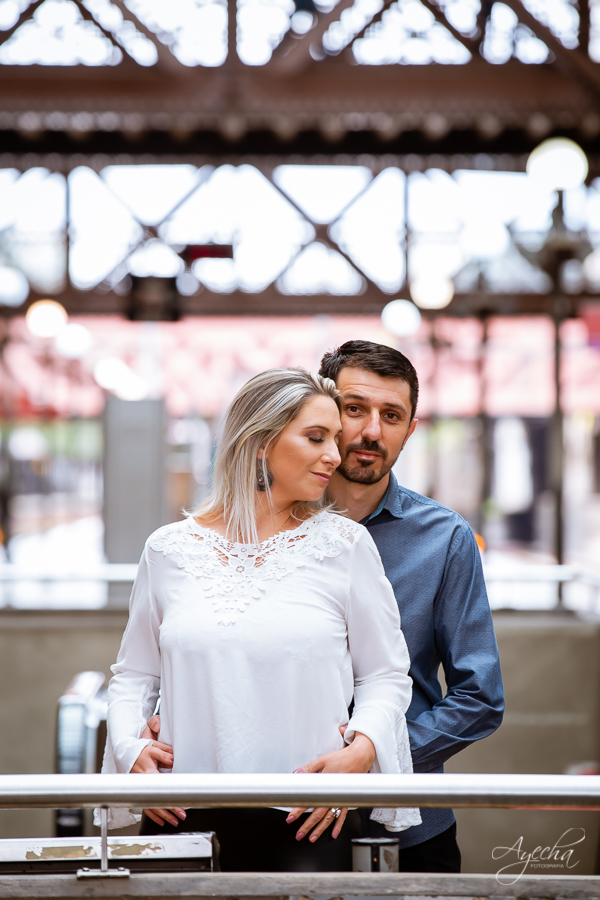 Ensaio casal; Pré wedding; Ensaio em São Paulo; Fotografa de casamento; Fotografa Curitiba; Fotografa em São Paulo; Fotos pré casamento; Estação da Luz - SP; Ensaio na rua; Casal Curitiba; Noivos Curitiba; Ensaio casal São Paulo; Fotografa viajante; 