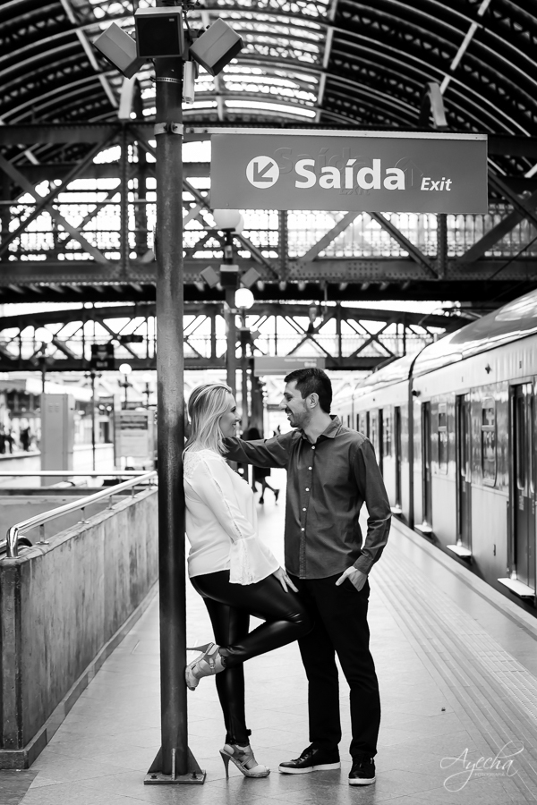 Ensaio casal; Pré wedding; Ensaio em São Paulo; Fotografa de casamento; Fotografa Curitiba; Fotografa em São Paulo; Fotos pré casamento; Estação da Luz - SP; Ensaio na rua; Casal Curitiba; Noivos Curitiba; Ensaio casal São Paulo; Fotografa viajante; 