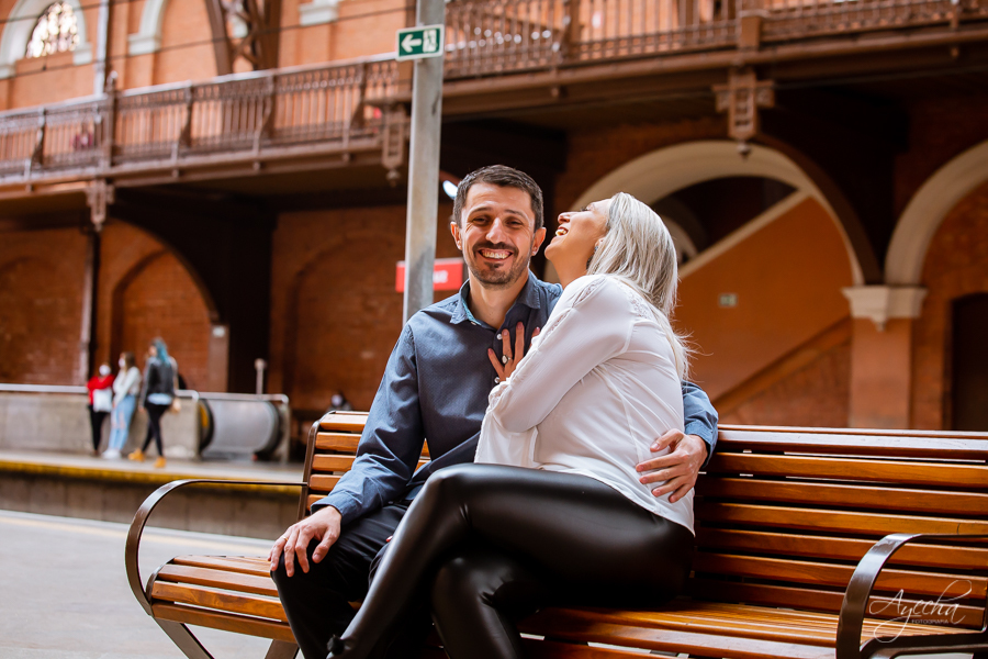 Ensaio casal; Pré wedding; Ensaio em São Paulo; Fotografa de casamento; Fotografa Curitiba; Fotografa em São Paulo; Fotos pré casamento; Estação da Luz - SP; Ensaio na rua; Casal Curitiba; Noivos Curitiba; Ensaio casal São Paulo; Fotografa viajante; 