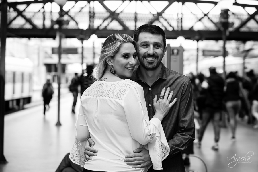 Ensaio casal; Pré wedding; Ensaio em São Paulo; Fotografa de casamento; Fotografa Curitiba; Fotografa em São Paulo; Fotos pré casamento; Estação da Luz - SP; Ensaio na rua; Casal Curitiba; Noivos Curitiba; Ensaio casal São Paulo; Fotografa viajante; 