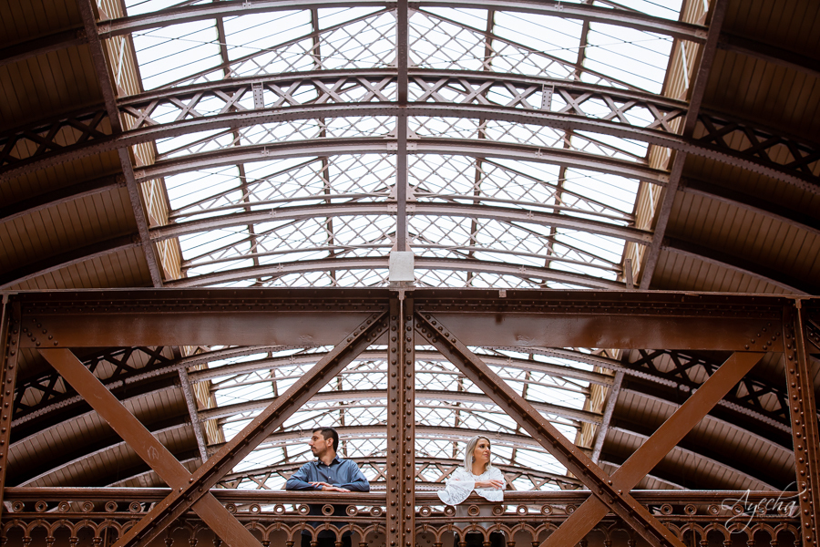 Ensaio casal; Pré wedding; Ensaio em São Paulo; Fotografa de casamento; Fotografa Curitiba; Fotografa em São Paulo; Fotos pré casamento; Estação da Luz - SP; Ensaio na rua; Casal Curitiba; Noivos Curitiba; Ensaio casal São Paulo; Fotografa viajante; 