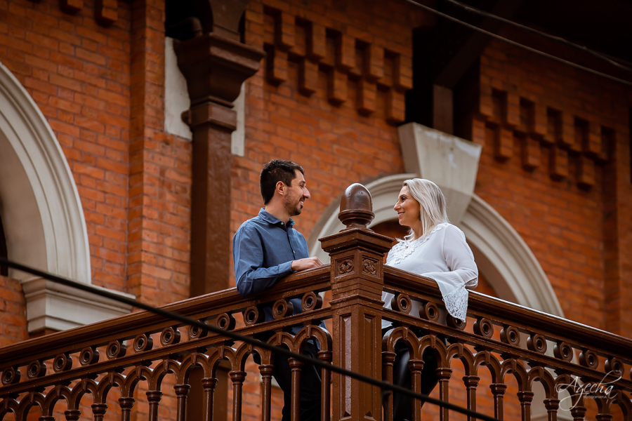 Ensaio casal; Pré wedding; Ensaio em São Paulo; Fotografa de casamento; Fotografa Curitiba; Fotografa em São Paulo; Fotos pré casamento; Estação da Luz - SP; Ensaio na rua; Casal Curitiba; Noivos Curitiba; Ensaio casal São Paulo; Fotografa viajante; 