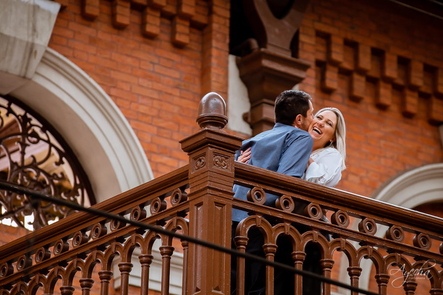 Ensaio casal; Pré wedding; Ensaio em São Paulo; Fotografa de casamento; Fotografa Curitiba; Fotografa em São Paulo; Fotos pré casamento; Estação da Luz - SP; Ensaio na rua; Casal Curitiba; Noivos Curitiba; Ensaio casal São Paulo; Fotografa viajante; 