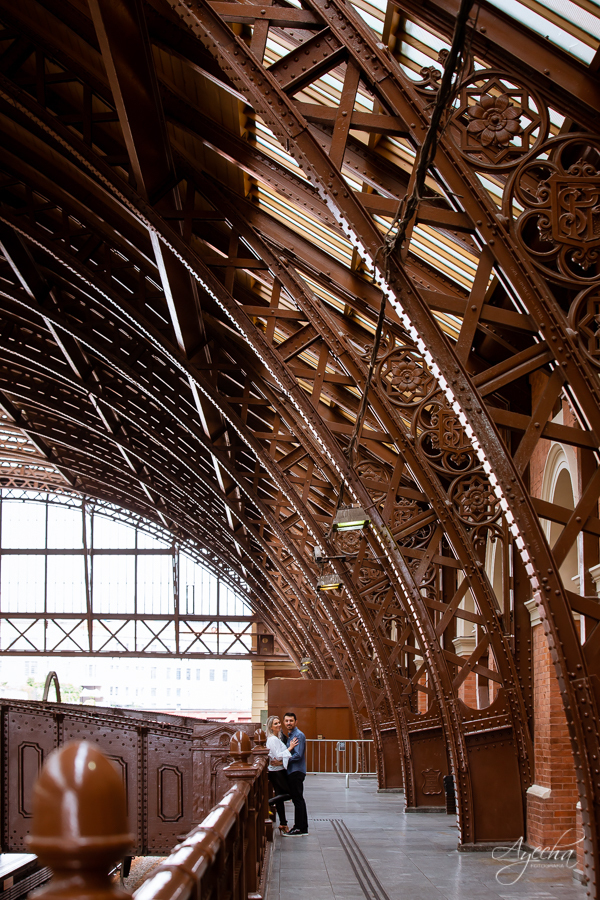 Ensaio casal; Pré wedding; Ensaio em São Paulo; Fotografa de casamento; Fotografa Curitiba; Fotografa em São Paulo; Fotos pré casamento; Estação da Luz - SP; Ensaio na rua; Casal Curitiba; Noivos Curitiba; Ensaio casal São Paulo; Fotografa viajante; 