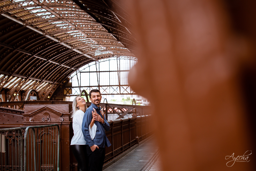Ensaio casal; Pré wedding; Ensaio em São Paulo; Fotografa de casamento; Fotografa Curitiba; Fotografa em São Paulo; Fotos pré casamento; Estação da Luz - SP; Ensaio na rua; Casal Curitiba; Noivos Curitiba; Ensaio casal São Paulo; Fotografa viajante; 