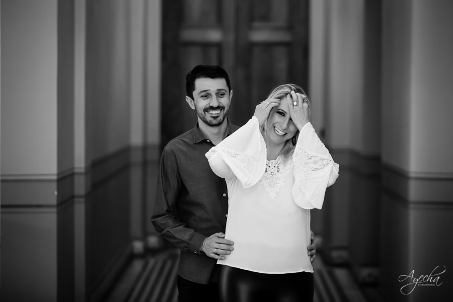 Ensaio casal; Pré wedding; Ensaio em São Paulo; Fotografa de casamento; Fotografa Curitiba; Fotografa em São Paulo; Fotos pré casamento; Estação da Luz - SP; Ensaio na rua; Casal Curitiba; Noivos Curitiba; Ensaio casal São Paulo; Fotografa viajante; 