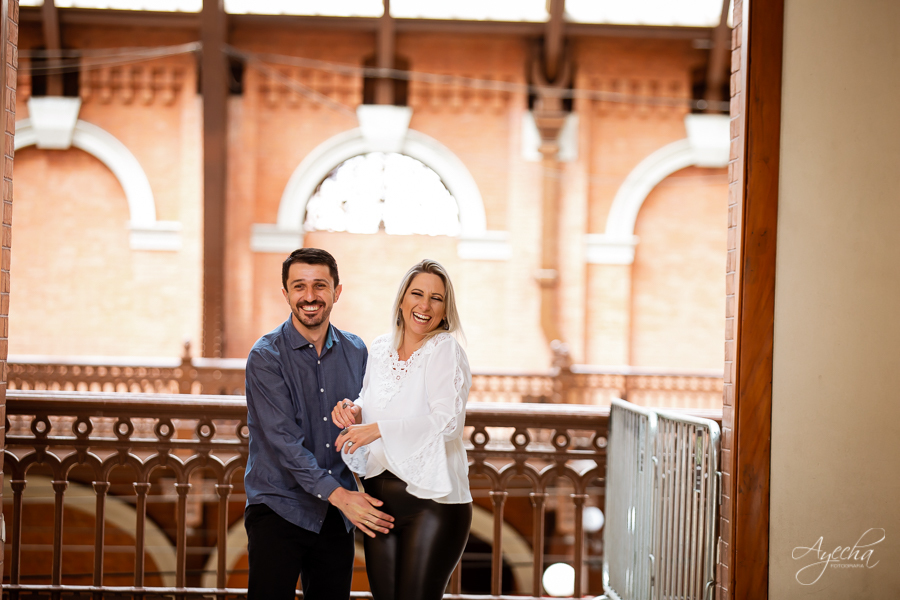 Ensaio casal; Pré wedding; Ensaio em São Paulo; Fotografa de casamento; Fotografa Curitiba; Fotografa em São Paulo; Fotos pré casamento; Estação da Luz - SP; Ensaio na rua; Casal Curitiba; Noivos Curitiba; Ensaio casal São Paulo; Fotografa viajante; 