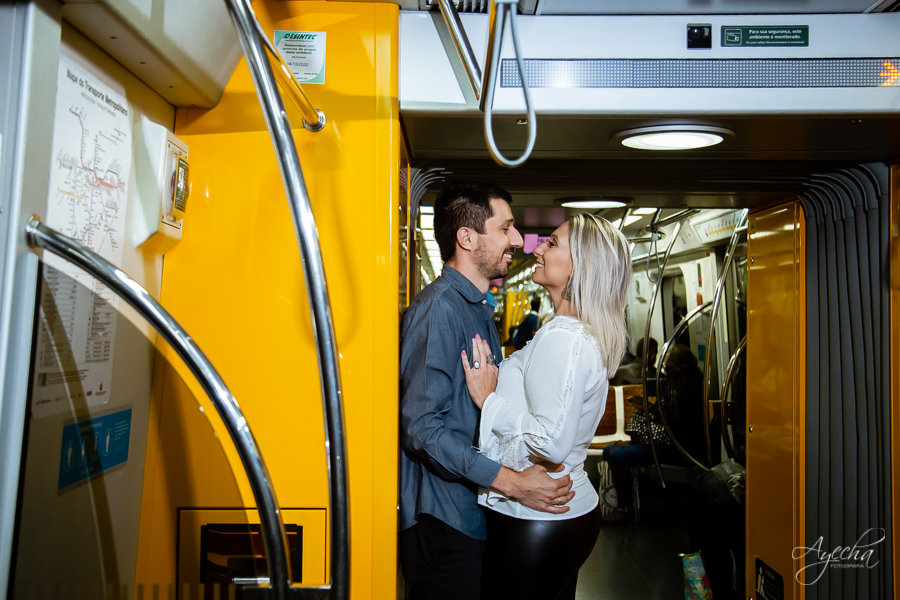 Ensaio casal; Pré wedding; Ensaio em São Paulo; Fotografa de casamento; Fotografa Curitiba; Fotografa em São Paulo; Fotos pré casamento; Estação da Luz - SP; Ensaio na rua; Casal Curitiba; Noivos Curitiba; Ensaio casal São Paulo; Fotografa viajante; 