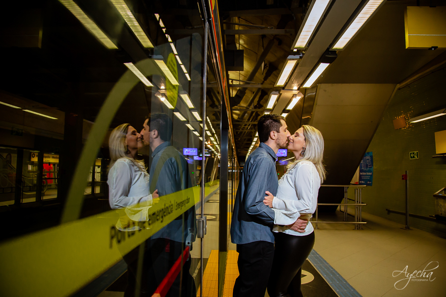 Ensaio casal; Pré wedding; Ensaio em São Paulo; Fotografa de casamento; Fotografa Curitiba; Fotografa em São Paulo; Fotos pré casamento; Estação da Luz - SP; Ensaio na rua; Casal Curitiba; Noivos Curitiba; Ensaio casal São Paulo; Fotografa viajante; 