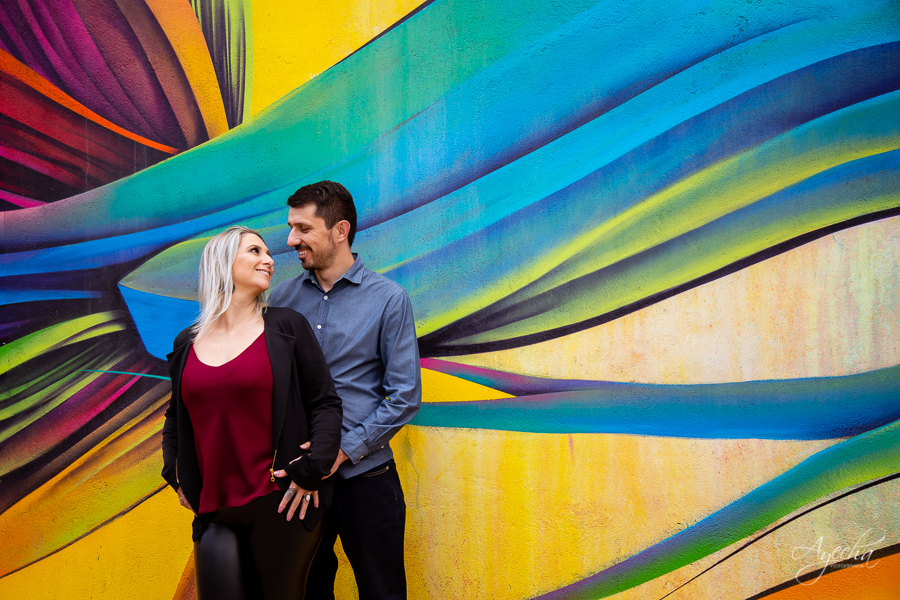 Ensaio casal; Pré wedding; Ensaio em São Paulo; Fotografa de casamento; Fotografa Curitiba; Fotografa em São Paulo; Fotos pré casamento; Ensaio colorido; Ensaio na rua; Casal Curitiba; Noivos Curitiba; Ensaio casal São Paulo; Fotografa viajante; 