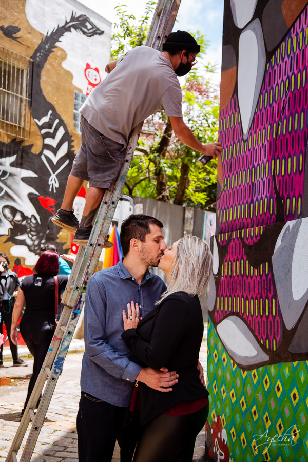 Ensaio casal; Pré wedding; Ensaio em São Paulo; Fotografa de casamento; Fotografa Curitiba; Fotografa em São Paulo; Fotos pré casamento; Ensaio colorido; Ensaio na rua; Casal Curitiba; Noivos Curitiba; Ensaio casal São Paulo; Fotografa viajante; 