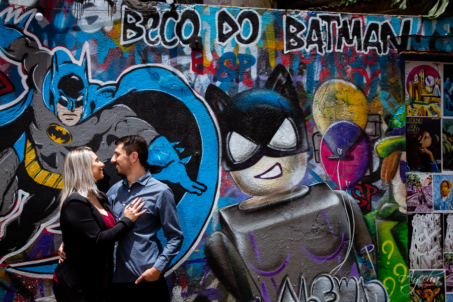 Ensaio casal; Pré wedding; Ensaio em São Paulo; Fotografa de casamento; Fotografa Curitiba; Fotografa em São Paulo; Fotos pré casamento; Ensaio colorido; Ensaio na rua; Casal Curitiba; Noivos Curitiba; Ensaio casal São Paulo; Fotografa viajante; 