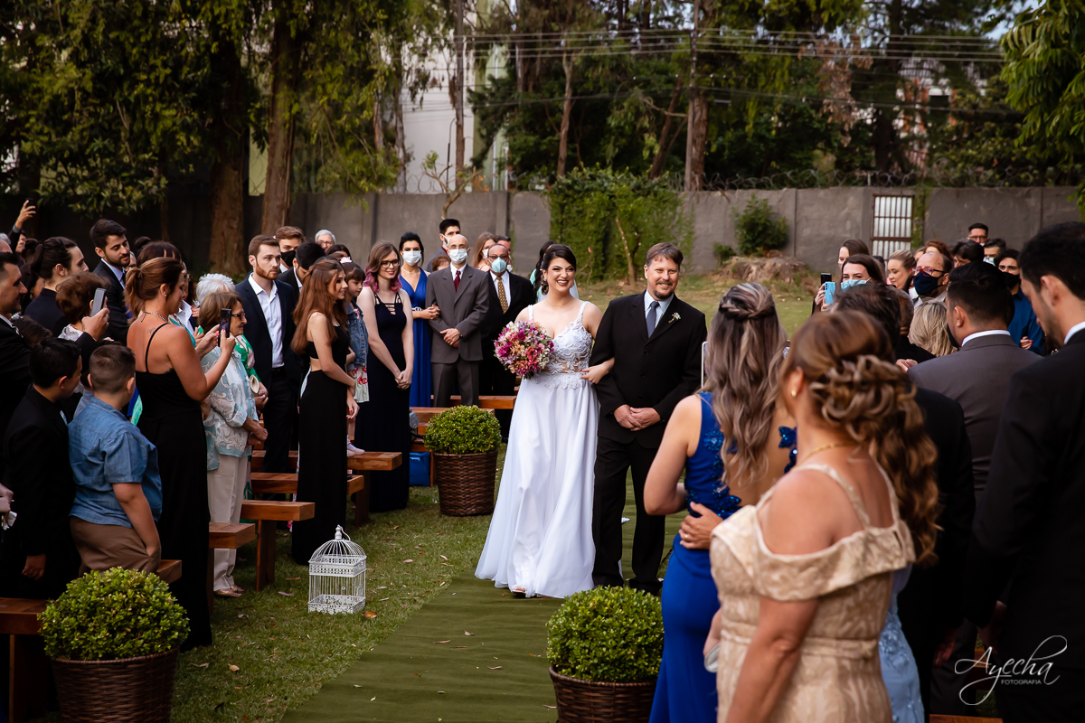 Festa de casamento; Cerimonia ao ar livre; Entrada da noiva; Casamento do sonhos; Casamento em Curitiba; Stella Basso Eventos - Curitiba; Decoração de casamento; Fotografa de casais; Dia dos noivos; Vestido de noiva; Buquê de noiva; 