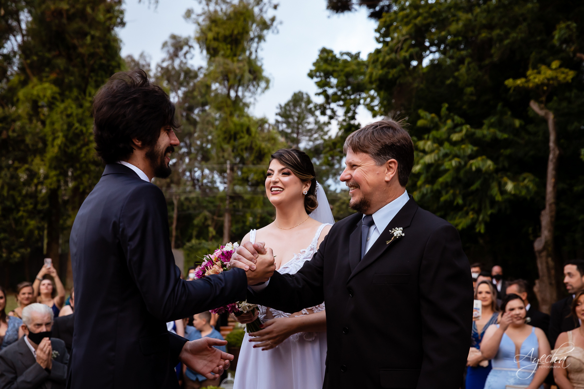 Festa de casamento; Cerimonia ao ar livre; Entrada da noiva; Casamento do sonhos; Casamento em Curitiba; Stella Basso Eventos - Curitiba; Decoração de casamento; Fotografa de casais; Dia dos noivos; Vestido de noiva; Buquê de noiva; 