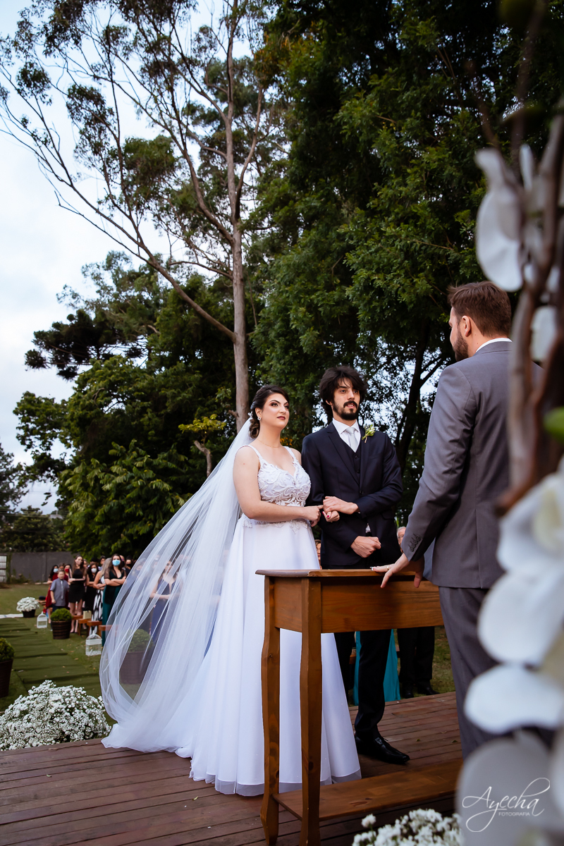 Festa de casamento; Cerimonia ao ar livre; Entrada da noiva; Casamento do sonhos; Casamento em Curitiba; Stella Basso Eventos - Curitiba; Decoração de casamento; Fotografa de casais; Dia dos noivos; Vestido de noiva; Buquê de noiva; 