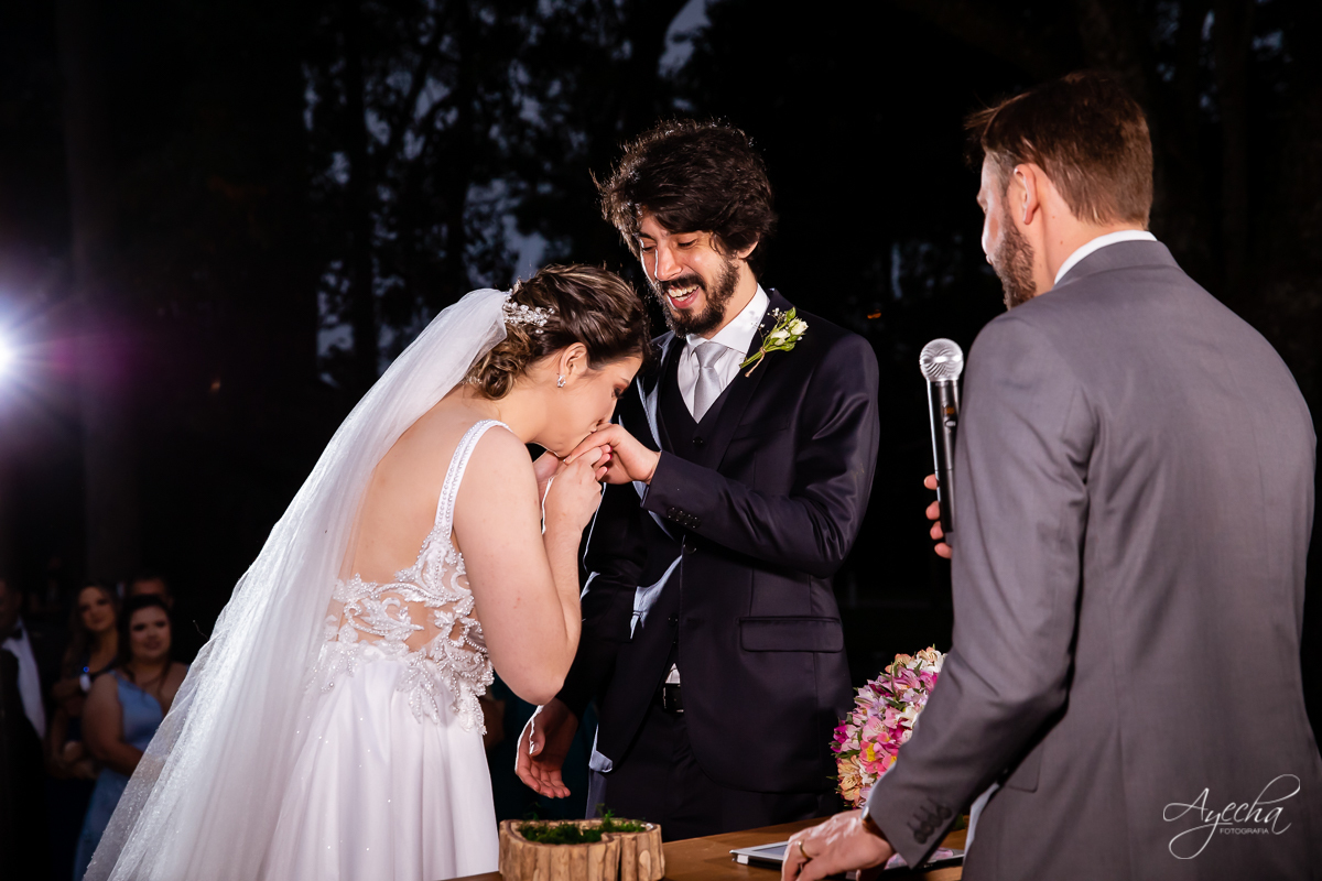 Festa de casamento; Cerimonia ao ar livre; Entrada da noiva; Casamento do sonhos; Casamento em Curitiba; Stella Basso Eventos - Curitiba; Decoração de casamento; Fotografa de casais; Dia dos noivos; Vestido de noiva; Buquê de noiva; Troca das alianças;  