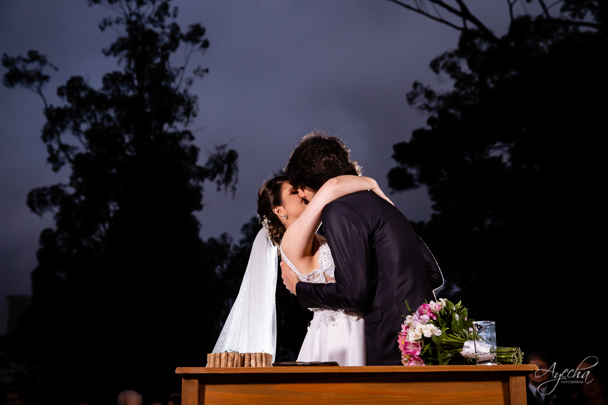 Festa de casamento; Cerimonia ao ar livre; Entrada da noiva; Casamento do sonhos; Casamento em Curitiba; Stella Basso Eventos - Curitiba; Decoração de casamento; Fotografa de casais; Dia dos noivos; Vestido de noiva; Buquê de noiva; Beijo dos noivos; 