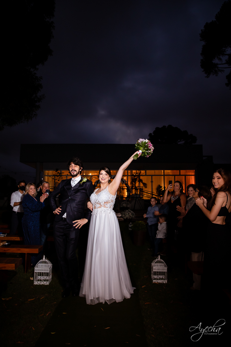 Festa de casamento; Cerimonia ao ar livre; Entrada da noiva; Casamento do sonhos; Casamento em Curitiba; Stella Basso Eventos - Curitiba; Decoração de casamento; Fotografa de casais; Dia dos noivos; Vestido de noiva; Buquê de noiva; Saída dos noivos; 