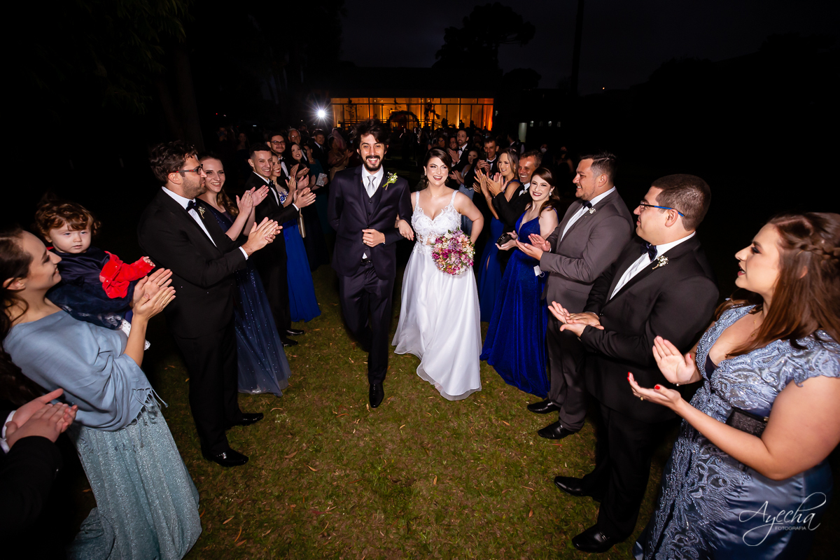 Festa de casamento; Cerimonia ao ar livre; Entrada da noiva; Casamento do sonhos; Casamento em Curitiba; Stella Basso Eventos - Curitiba; Decoração de casamento; Fotografa de casais; Dia dos noivos; Vestido de noiva; Buquê de noiva; Saída dos noivos; 