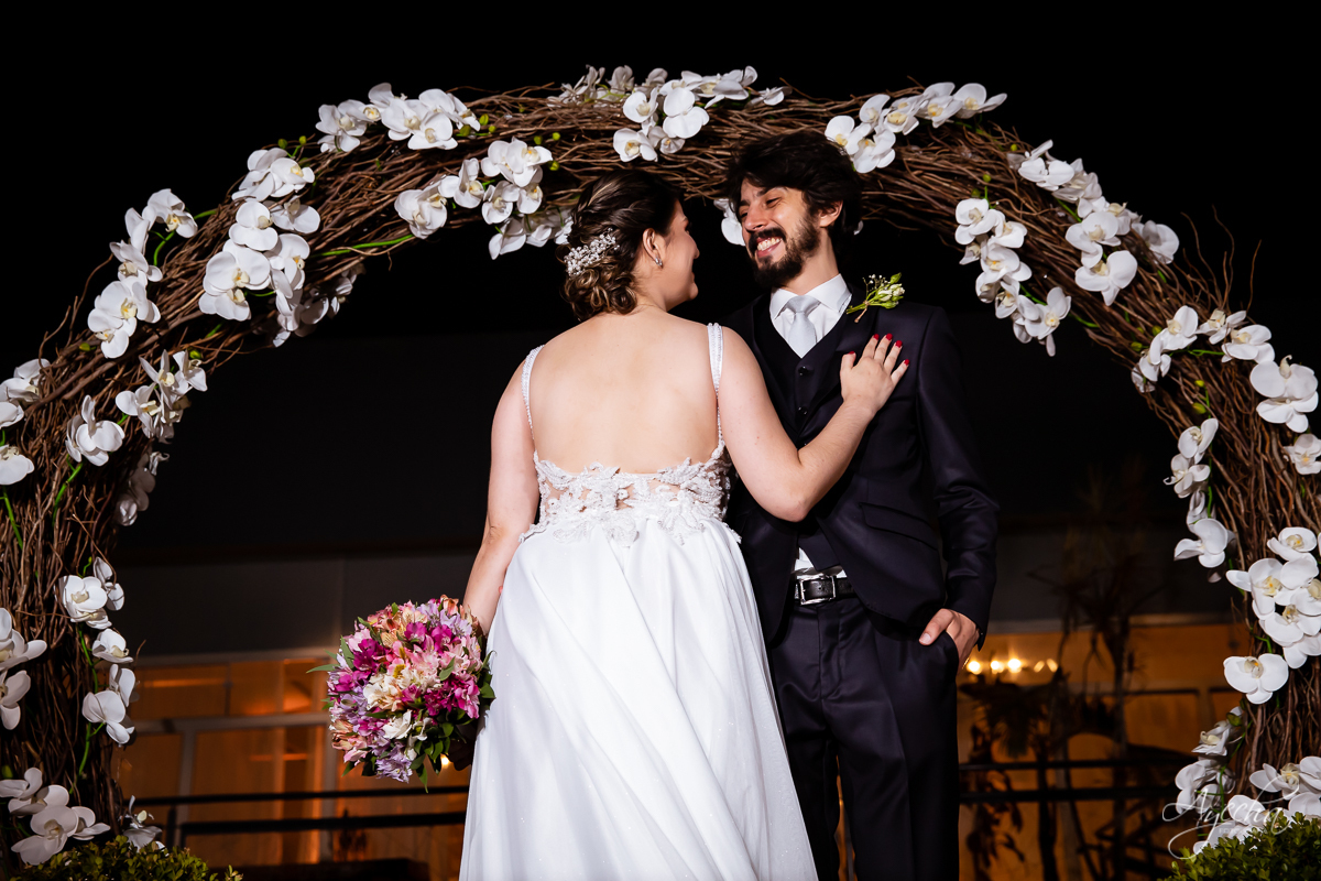 Festa de casamento; Cerimonia ao ar livre; Entrada da noiva; Casamento do sonhos; Casamento em Curitiba; Stella Basso Eventos - Curitiba; Decoração de casamento; Fotografa de casais; Dia dos noivos; Vestido de noiva; Buquê de noiva; Ensaio pós casamento;