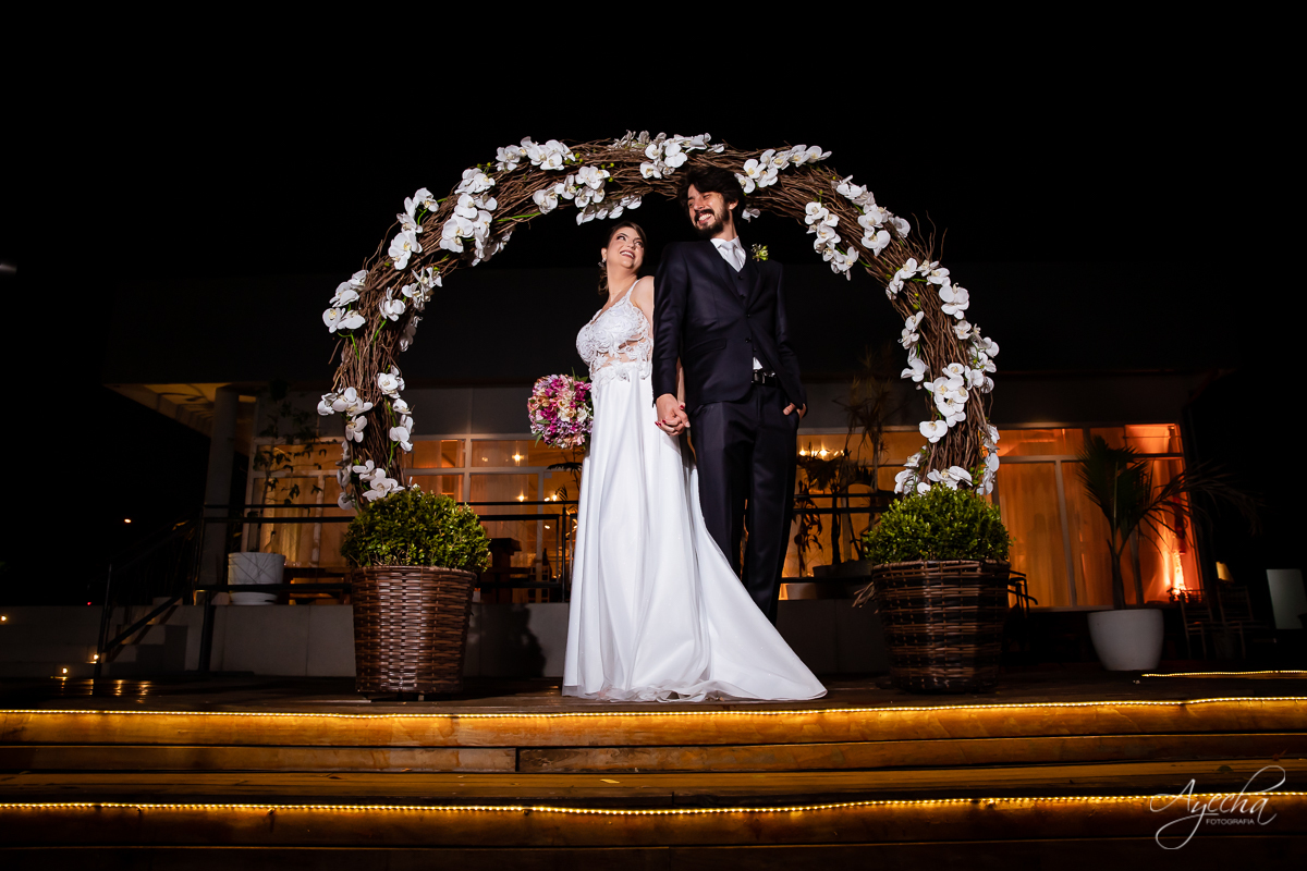 Festa de casamento; Cerimonia ao ar livre; Entrada da noiva; Casamento do sonhos; Casamento em Curitiba; Stella Basso Eventos - Curitiba; Decoração de casamento; Fotografa de casais; Dia dos noivos; Vestido de noiva; Buquê de noiva; Ensaio pós casamento;