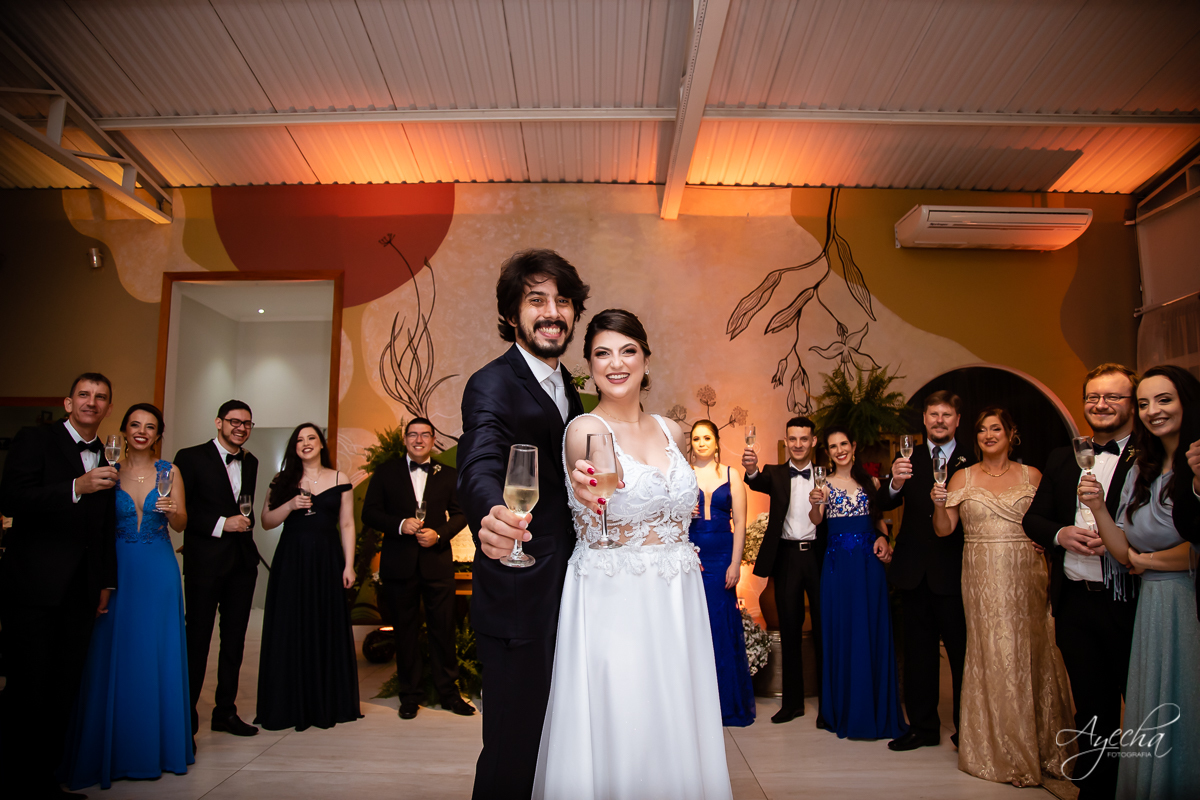 Festa de casamento; Cerimonia ao ar livre; Entrada da noiva; Casamento do sonhos; Casamento em Curitiba; Stella Basso Eventos - Curitiba; Decoração de casamento; Fotografa de casais; Dia dos noivos; Vestido de noiva; Buquê de noiva; Brinde dos noivos;