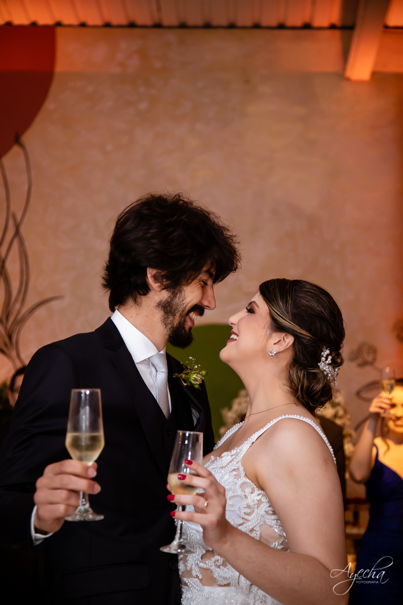 Festa de casamento; Cerimonia ao ar livre; Entrada da noiva; Casamento do sonhos; Casamento em Curitiba; Stella Basso Eventos - Curitiba; Decoração de casamento; Fotografa de casais; Dia dos noivos; Vestido de noiva; Buquê de noiva; Brinde dos noivos;