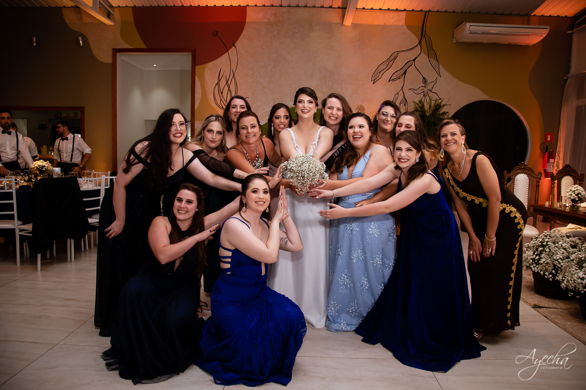 Festa de casamento; Cerimonia ao ar livre; Entrada da noiva; Casamento do sonhos; Casamento em Curitiba; Stella Basso Eventos - Curitiba; Decoração de casamento; Fotografa de casais; Dia dos noivos; Vestido de noiva; Buquê de noiva; Hora do buquê; 