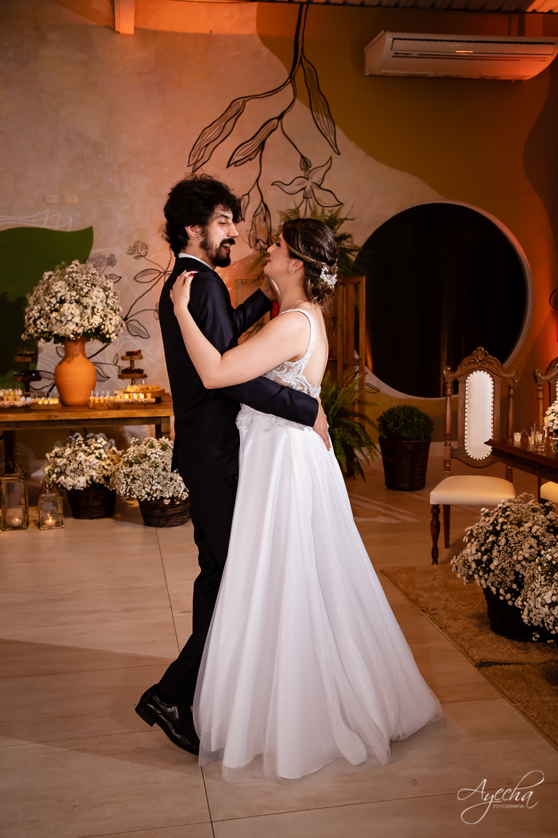 Festa de casamento; Cerimonia ao ar livre; Entrada da noiva; Casamento do sonhos; Casamento em Curitiba; Stella Basso Eventos - Curitiba; Decoração de casamento; Fotografa de casais; Dia dos noivos; Vestido de noiva; Buquê de noiva; Valsa dos noivos;