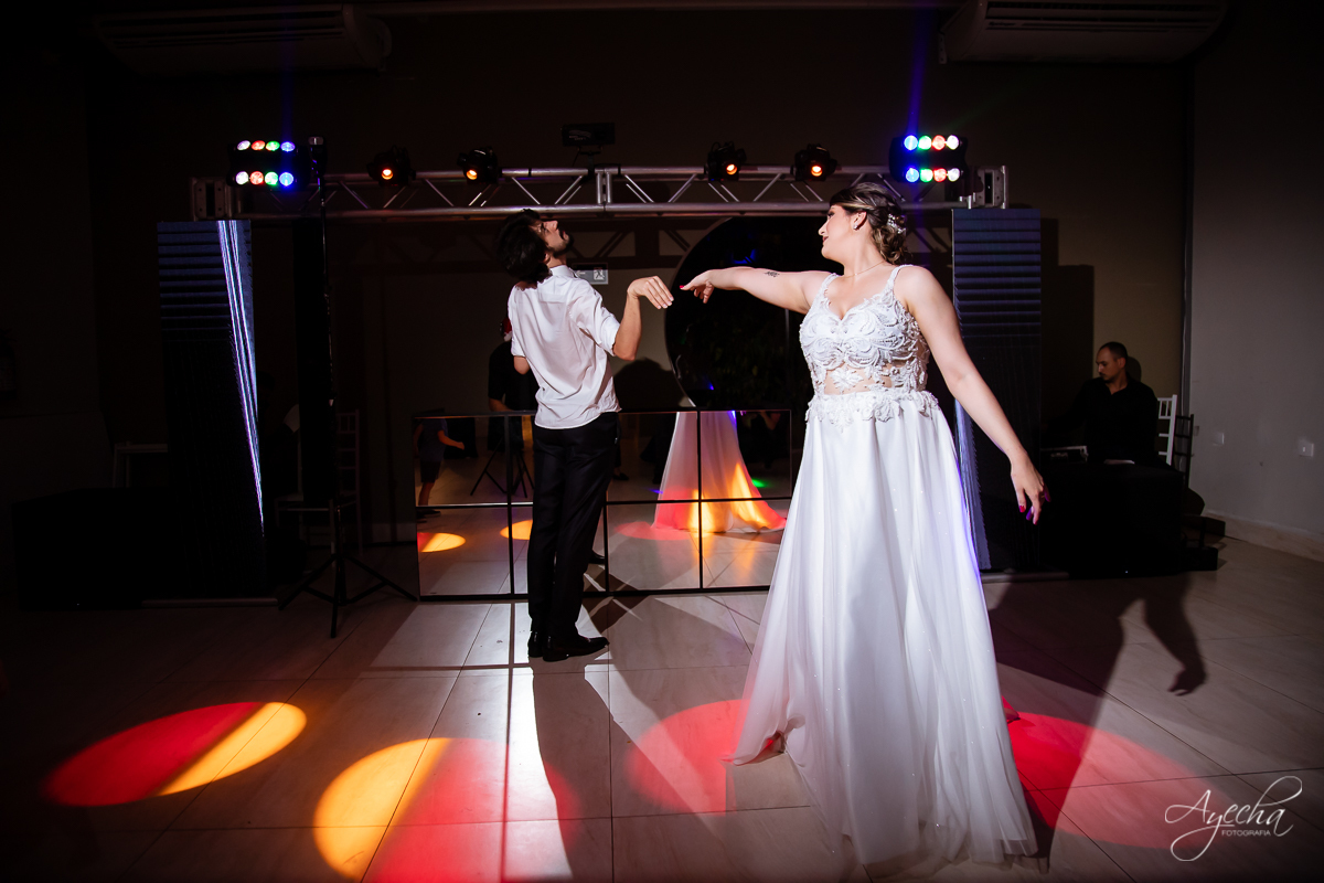 Festa de casamento; Cerimonia ao ar livre; Entrada da noiva; Casamento do sonhos; Casamento em Curitiba; Stella Basso Eventos - Curitiba; Decoração de casamento; Fotografa de casais; Dia dos noivos; Vestido de noiva; Buquê de noiva; Valsa dos noivos;