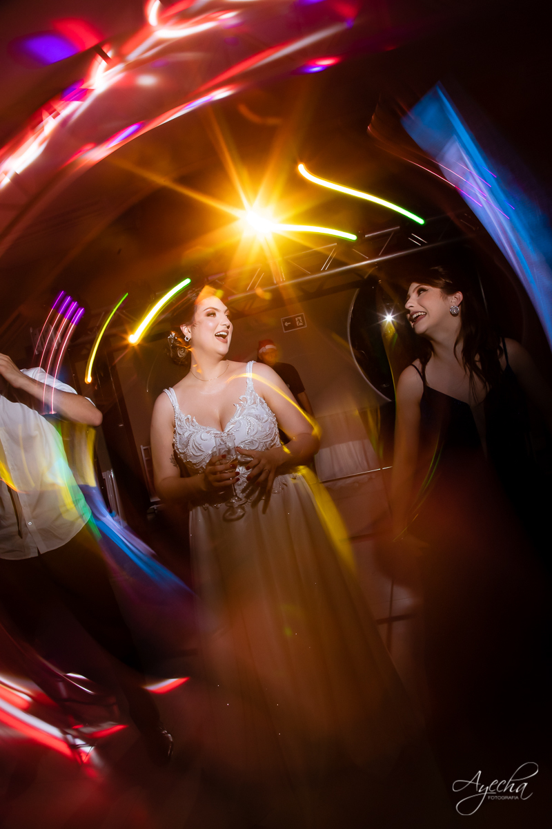 Festa de casamento; Cerimonia ao ar livre; Entrada da noiva; Casamento do sonhos; Casamento em Curitiba; Stella Basso Eventos - Curitiba; Decoração de casamento; Fotografa de casais; Dia dos noivos; Vestido de noiva; Buquê de noiva; Pista de dança; 