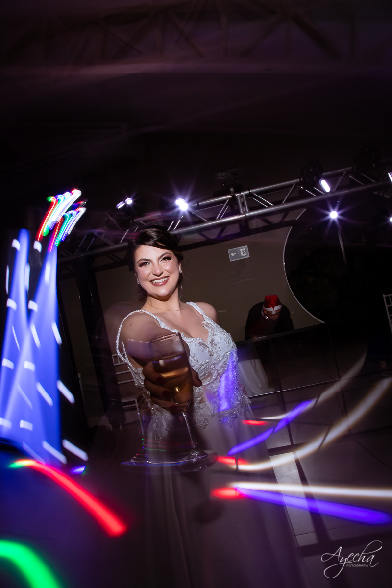 Festa de casamento; Cerimonia ao ar livre; Entrada da noiva; Casamento do sonhos; Casamento em Curitiba; Stella Basso Eventos - Curitiba; Decoração de casamento; Fotografa de casais; Dia dos noivos; Vestido de noiva; Buquê de noiva; Pista de dança; 