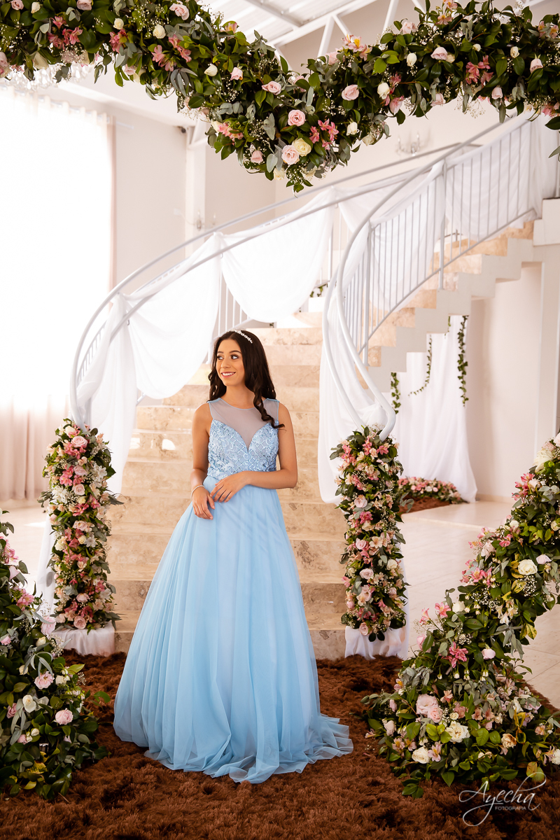 Ensaio 15 anos; Meus 15 anos; Debutantes Curitiba; Vestidos de debutante; Ensaio romântico; Ensaio em São José dos Pinhais; Chácara fotográfica; Fotografa de debutante; Debutante; Fotografa Curitiba; Inspirações 15 anos; Chácara Ienkot; Cris decorações; 