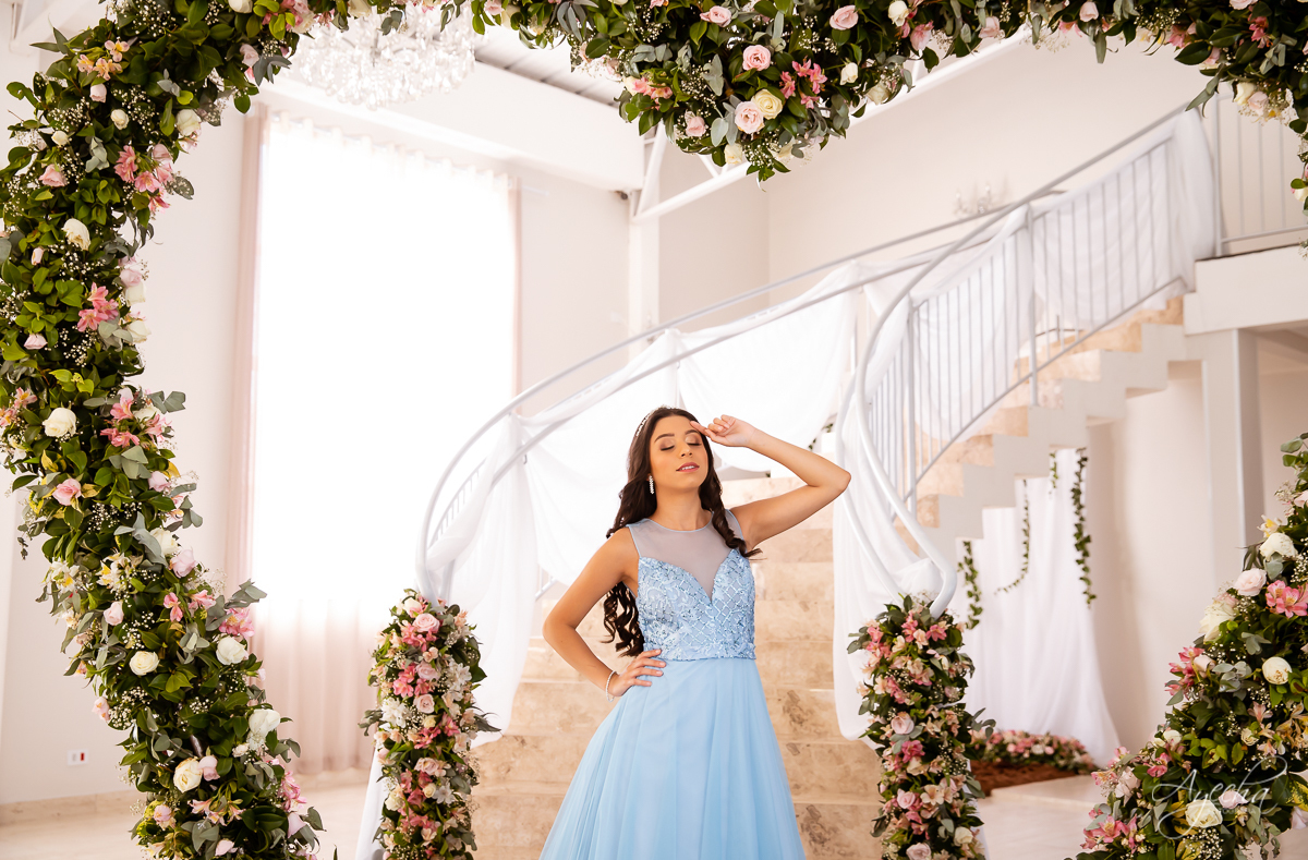 Ensaio 15 anos; Meus 15 anos; Debutantes Curitiba; Vestidos de debutante; Ensaio romântico; Ensaio em São José dos Pinhais; Chácara fotográfica; Fotografa de debutante; Debutante; Fotografa Curitiba; Inspirações 15 anos; Chácara Ienkot; Cris decorações; 