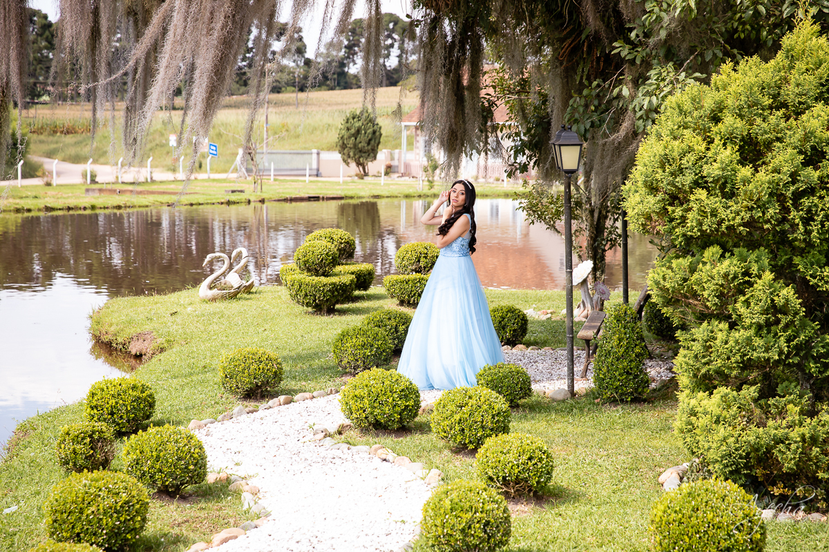 Ensaio 15 anos; Meus 15 anos; Debutantes Curitiba; Vestidos de debutante; Ensaio romântico; Ensaio em São José dos Pinhais; Chácara fotográfica; Fotografa de debutante; Debutante; Fotografa Curitiba; Inspirações 15 anos; Chácara Ienkot; Ensaio externo; 