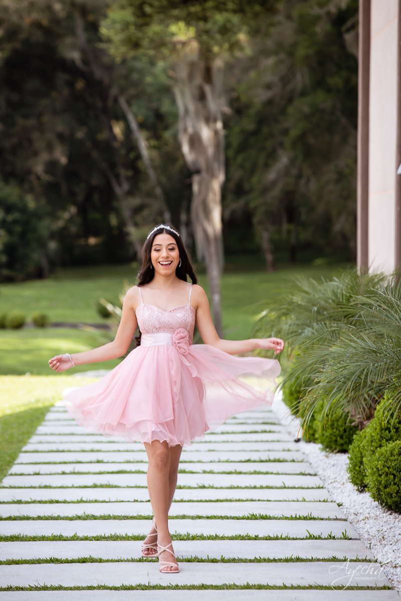 Ensaio 15 anos; Meus 15 anos; Debutantes Curitiba; Vestidos de debutante; Ensaio romântico; Ensaio em São José dos Pinhais; Chácara fotográfica; Fotografa de debutante; Debutante; Fotografa Curitiba; Inspirações 15 anos; Chácara Ienkot; Ensaio externo; 