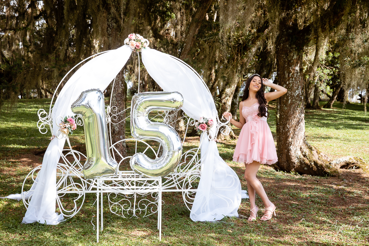 Ensaio 15 anos; Meus 15 anos; Debutantes Curitiba; Vestidos de debutante; Ensaio romântico; Chácara fotográfica; Fotografa de debutante; Debutante; Fotografa Curitiba; Inspirações 15 anos; Chácara Ienkot; Carruagem 15 anos; Balões personalizados 15 anos;