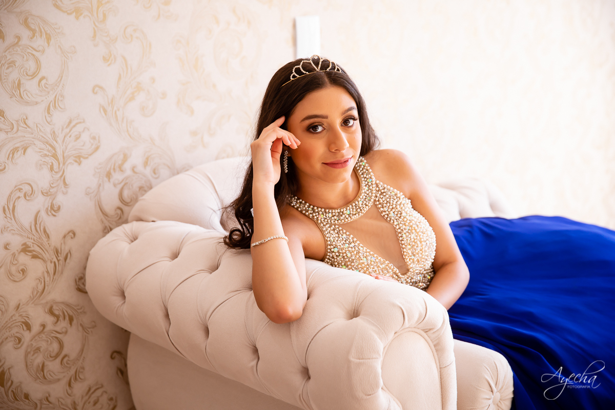 Ensaio 15 anos; Meus 15 anos; Debutantes Curitiba; Vestidos de debutante; Ensaio romântico; Chácara fotográfica; Fotografa de debutante; Debutante; Fotografa Curitiba; Inspirações 15 anos; Chácara Ienkot; Quarto debutante; Coroa debutante; 