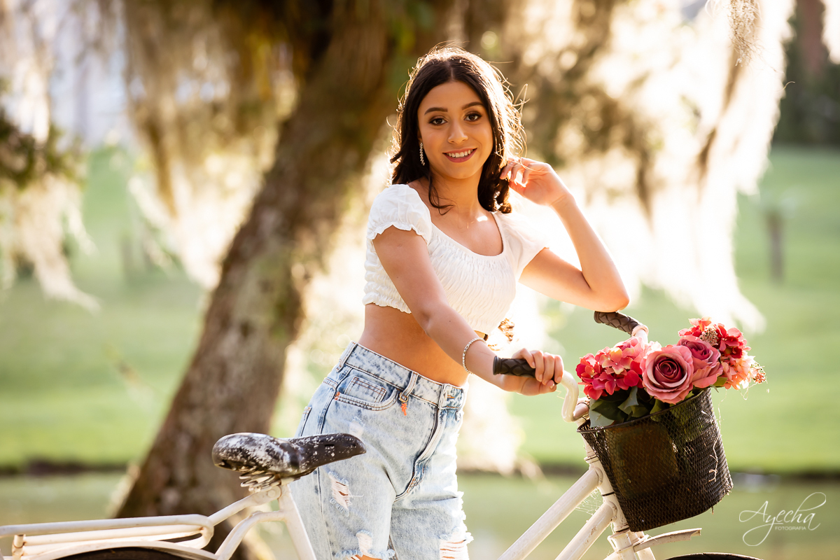 Ensaio 15 anos; Meus 15 anos; Debutantes Curitiba; Fotos divertidas; Ensaio romântico; Ensaio em São José dos Pinhais; Chácara fotográfica; Fotografa de debutante; Debutante; Fotografa Curitiba; Inspirações 15 anos; Chácara Ienkot; Ensaio externo; 