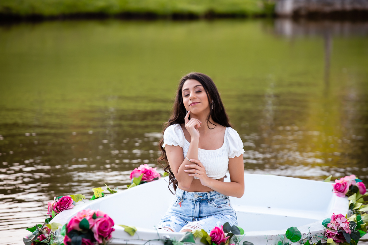 Ensaio 15 anos; Meus 15 anos; Debutantes Curitiba; Fotos divertidas; Ensaio romântico; Ensaio em São José dos Pinhais; Chácara fotográfica; Fotografa de debutante; Debutante; Fotografa Curitiba; Inspirações 15 anos; Chácara Ienkot; Ensaio no lago; 