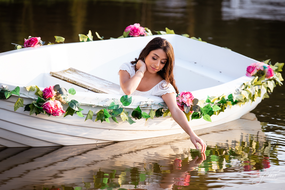 Ensaio 15 anos; Meus 15 anos; Debutantes Curitiba; Fotos divertidas; Ensaio romântico; Ensaio em São José dos Pinhais; Chácara fotográfica; Fotografa de debutante; Debutante; Fotografa Curitiba; Inspirações 15 anos; Chácara Ienkot; Ensaio no lago; 