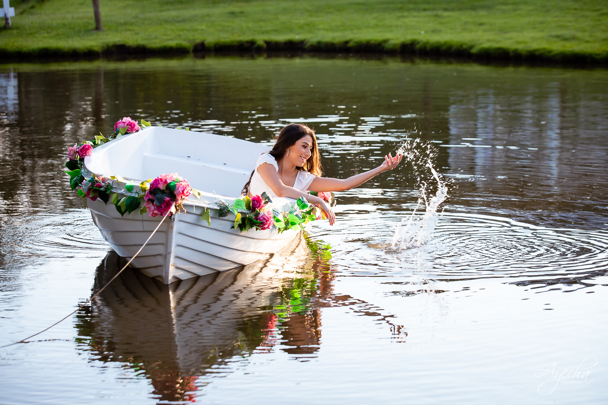 Ensaio 15 anos; Meus 15 anos; Debutantes Curitiba; Fotos divertidas; Ensaio romântico; Ensaio em São José dos Pinhais; Chácara fotográfica; Fotografa de debutante; Debutante; Fotografa Curitiba; Inspirações 15 anos; Chácara Ienkot; Ensaio no lago; 