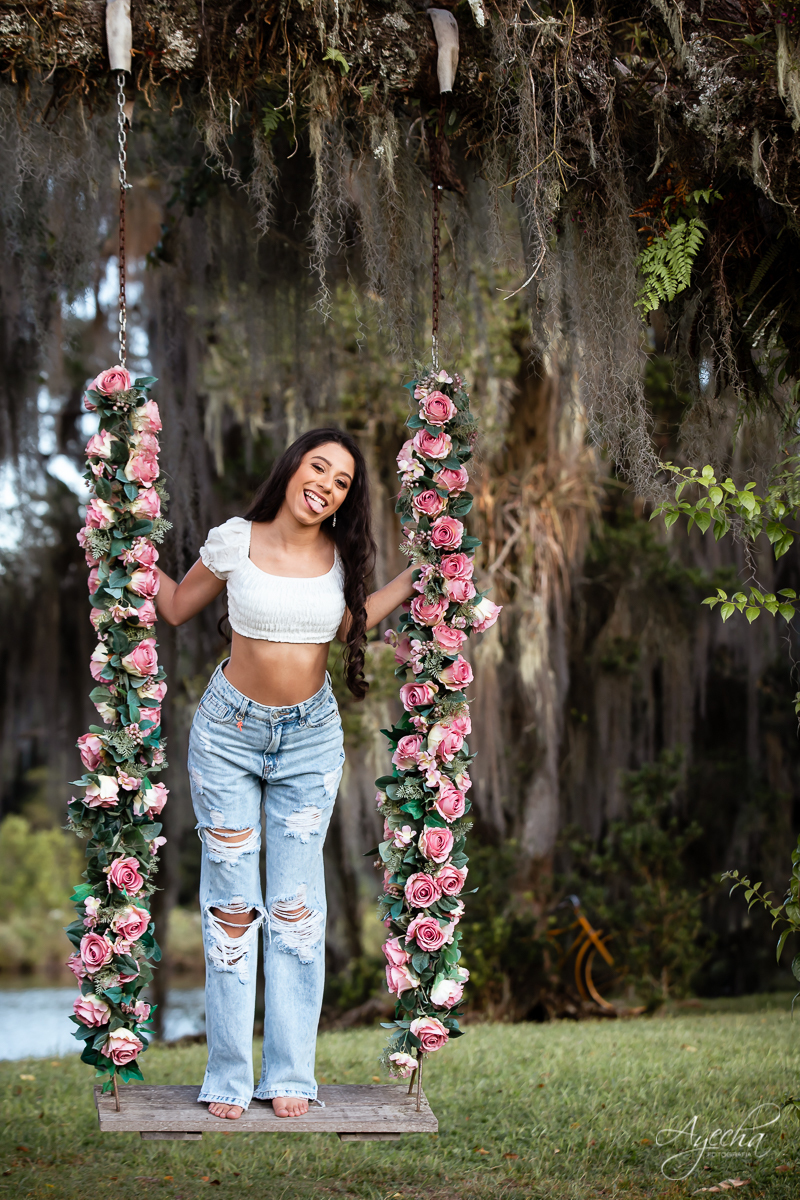 Ensaio 15 anos; Meus 15 anos; Debutantes Curitiba; Fotos divertidas; Ensaio romântico; Ensaio em São José dos Pinhais; Chácara fotográfica; Fotografa de debutante; Debutante; Fotografa Curitiba; Inspirações 15 anos; Chácara Ienkot; Fotos com balanço; 