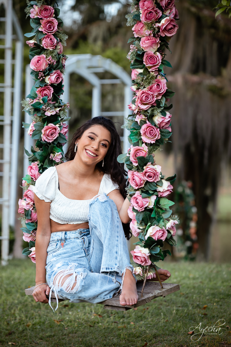 Ensaio 15 anos; Meus 15 anos; Debutantes Curitiba; Fotos divertidas; Ensaio romântico; Ensaio em São José dos Pinhais; Chácara fotográfica; Fotografa de debutante; Debutante; Fotografa Curitiba; Inspirações 15 anos; Chácara Ienkot; Fotos com balanço; 